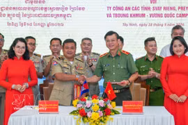 Lors de la cérémonie de signature de l'accord de coopération entre les polices de Tay Ninh et de Svay Rieng. Photo : VNA