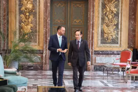 Le ministre des Affaires étrangères Le Hoai Trung (droite) rencontre le vice-Premier ministre et ministre belge des Affaires étrangères, Maxime Prévot. Photo: VNA