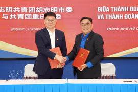 Signature du protocole d'accord de coopération entre L’antenne de l’Union de la jeunesse communiste Hô Chi Minh (UJCH) à Hô Chi Minh-Ville et le comité de la Ligue de la jeunesse communiste chinoise (LJCC) de Chongqing. Photo: VNA