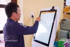 Un propriétaire de bateau de pêche à Hung Yen effectue les formalités d'entrée et de sortie du port à l'aide du logiciel électronique eCDT. Photo: VNA