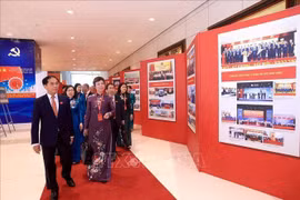 Des délégués du premier Congrès de l’organisation du Parti du Gouvernement visitent des expositions. Photo: VNA