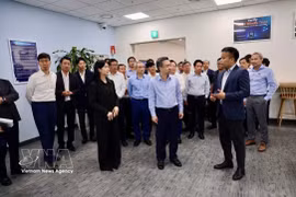 La délégation de la Commission des politiques et des stratégies du Comité central du Parti, conduite par son président Nguyen Thanh Nghi, visite le Centre de recherche et développement (R&D) de Samsung Vietnam à Hanoï. Photo: VNA