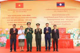Le général d’armée Phan Van Giang, vice-Premier ministre et ministre de la Défense, et son homologue lao, le général d’armée Khamliang Outhakaysone, au 3ᵉ Échange d'amitié sur la défense frontalière Vietnam-Laos. Photo: baotintuc.vn