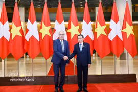 Le président de l’Assemblée nationale (AN) du Vietnam, Tran Thanh Man (droite) et le président de la Confédération suisse, Guy Parmelin. Photo: VNA