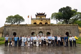 Des délégués de la Conférence des dirigeants des villes de l’ASEAN 2026, visitent la Cité impériale de Thang Long à Hanoï. Photo: chinhphu.vn
