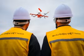 L’Hôpital général Duc Giang et la société Vietnam Post lancent un projet pilote utilisant des drones pour transporter des échantillons biologiques et du matériel médical à Hanoï. Photo: VNA