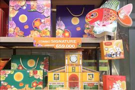 À un mois de la Fête de la mi-automne, le marché des gâteaux de lune à Hô Chi Minh-Ville bat déjà son plein. Photo: VNA