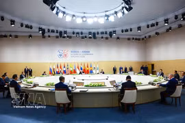 Le Premier ministre Le Minh Hung et les chefs de délégation des pays participant au Sommet commémoratif des 35 ans du partenariat ASEAN-Russie discutent de l'intégration eurasienne. Photo : VNA