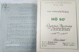 Dossiers relatifs à l'attribution du certificat « To quoc ghi cong ». Photo: VNA