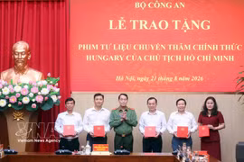 Remise des images d’archives du Président Ho Chi Minh au Bureau du Comité central du Parti, à la Télévision du Vietnam (VTV), à la Voix du Vietnam (VOV), à l’Agence vietnamienne d’information (VNA) et au Musée Ho Chi Minh. Photo: VNA