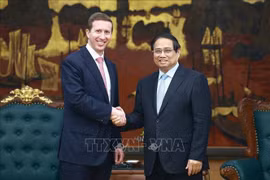 Le Premier ministre Pham Minh Chinh (droite) reçoit Jeffrey Perlman, directeur général du fonds Warburg Pincus. Photo: VNA