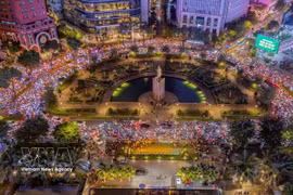 À Hô Chi Minh-Ville, la population s'imprègne de l'ambiance festive de la Fête nationale. Photo : VNA
