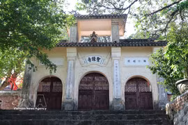 La porte à trois entrées de la pagode de Thanh Duyên. Photo: VNA