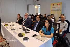 Des participants au séminaire « La politique industrielle sous une perspective empirique » à Genève. Photo: VNA