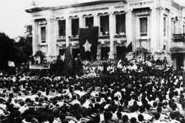 Meeting organisé par le Viêt Minh le 19 août 1945 devant l’Opéra de Hanoï, appelant à l’insurrection générale. Photo d’archives de la VNA