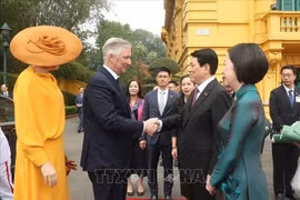 Le président Luong Cuong et son épouse (droite) président la cérémonie d’accueil en l’honneur du roi Philippe et de la reine Mathilde de Belgique à Hanoï. Photo: VNA