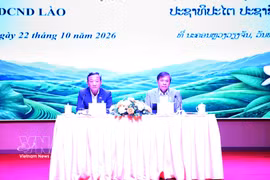 L’ambassadeur du Vietnam au Laos, Nguyen Minh Tam (gauche) et le vice-ministre lao de l’Agriculture et de l’Environnement, Xaynakhon Inthavong coprésident la conférence de promotion des investissements dans le secteur agricole au Laos. Photo: VNA