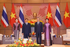 Le secrétaire général du Parti et président de la République, To Lam, et son épouse (droite) président la cérémonie d’accueil officielle du Roi et de la Reine de Thaïlande. Photo: VNA