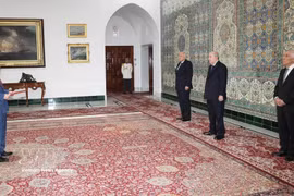 L'ambassadeur du Vietnam en Algérie, Vu Duy Long présente ses lettres de créance au président algérien Abdelmadjid Tebboune. Photo: VNA