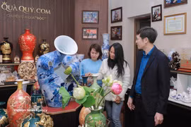 Visiteurs au village de céramique de Bat Trang. Photo: VNA