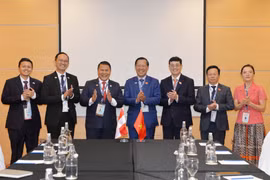 Rencontre entre le président de la Commission économique et financière de l'AN vietnamienne, Phan Van Mai et Mardani Ali Sera, chef de la délégation indonésienne et président du Comité de coopération interparlementaire du Parlement indonésien. Photo: VNA