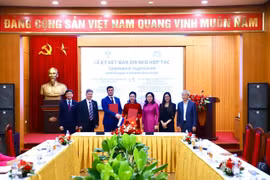 Signature d'un protocole d'accord entre la Zone des vestiges du Président Hô Chi Minh au Palais présidentiel et l’Université d’État de Saint-Pétersbourg. Photo: VNA