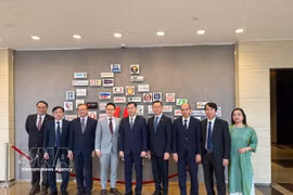 La délégation vietnamienne rencontre Desmond Choo, membre du Comité central du Parti d’action populaire (PAP) et secrétaire d’État au ministère de la Défense, ainsi que Lee Hong Chuang, député au Parlement singapourien. Photo: VNA