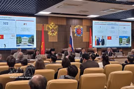 Présentation de réalisations du Vietnam au Forum de la diplomatie populaire Vietnam-Russie à Saint-Pétersbourg. Photo: VNA