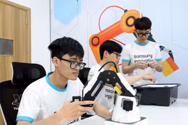Des étudiants participent à une séance pratique de haute technologie dans le cadre du programme de campus d'innovation Samsung au Collège de technologie Vietnam-République de Corée de Bac Giang. Photo : VNA