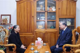 Le secrétaire général du Parti, Tô Lâm, et l'épouse du feu secrétaire général Nguyen Phu Trong, Ngo Thi Man. Photo: VNA