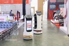 Un robot réceptionniste à la Foire du printemps 2026. Photo: VNA