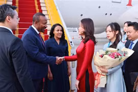 Le Premier ministre éthiopien Abiy Ahmed Ali (2e à gauche) et son épouse accueillis à l’aéroport international de Nôi Bài par la vice-ministre des Affaires étrangères Nguyên Minh Hang. Photo: VNA