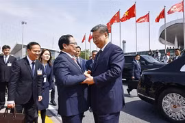 Le Premier ministre Pham Minh Chinh (gauche) dit au revoir le leader chinois Xi Jinping à l'aéroport international de Nôi Bài. Photo : VNA