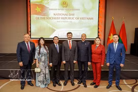 Des responsables du Parti communiste de Biélorussie au banquet de l'ambassade du Vietnam en l'honneur de la Fête nationale. Photo: VNA