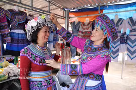 Le marché de Dak R’mang constitue un espace où l’ethnie Mong perpétue ses traditions et contribue au développement du tourisme communautaire local. Photo: VNA
