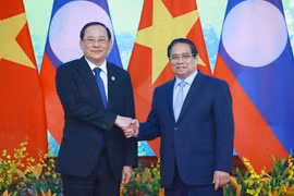 Le Premier ministre Pham Minh Chinh (droite) rencontre son homologue lao à l’occasion du Sommet du P4G à Hanoï. Photo: VNA