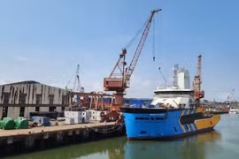 Le chantier naval Ha Long construit la série CSOV - navire de service pour l’éolien offshore, qui exige des normes très élevées tout au long des processus de construction et d'exploitation. Photo: VietnamPlus