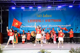 Un numéro artistique d'enfants vietnamiens dans le cadre de la « Journée de la culture vietnamienne » au zoo de Leipzig. Photo: VNA
