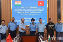Des responsables de l'École des officiers de l'armée de l'air du Vietnam accueillent la délégation de l'Armée de l'air indienne. Photo: qdnd.vn