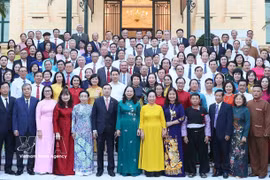 La vice-présidente Vo Thi Anh Xuan et des délégués au Congrès national consacré à la célébration des modèles d’apprentissage exemplaires et au bilan de cinq années de mise en œuvre de décisions du Premier ministre. Photo: VNA
