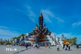 Une statue de Bouddha sur le mont Ba Den. Photo : VNA
