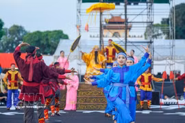 Des spectacles d'art traditionnel vietnamien sont présentés dans l'espace du festival. Photo : VNA
