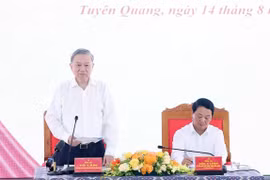 Le secrétaire général du Parti, Tô Lâm, travaille avec la permanence du Comité provincial du Parti de Tuyên Quang. Photo: VNA