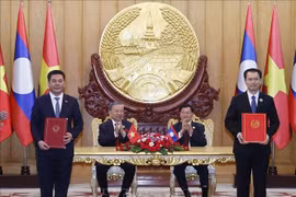 Échange du protocole d’accord entre les ministères de l’Industrie et du Commerce du VIetnam et du Laos