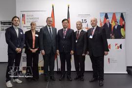 Le Quoc Phong, secrétaire adjoint permanent du Comité du Parti de Hô Chi Minh-Ville (3e de droite), le vice-président du Bundestag allemand, Bodo Ramelow (4e), l'ambassadeur du Vietnam en Allemagne, Nguyen Dac Thanh (2e) et le président de l'Association Allemagne-Vietnam, Rolf Schulze (premier). Photo: VNA