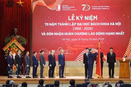 Le secrétaire général du Parti communiste du Vietnam et président de la République, To Lam, remet l’Ordre du Travail de premier classe à l'Université des sciences et des technologies de Hanoï. Photo: VNA