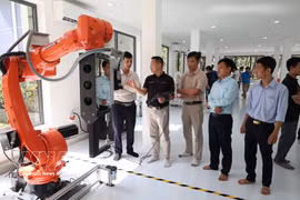 Essais d'un robot industriel au Centre de formation, de recherche et de développement en robotique industrielle et intelligence artificielle de l'Université des sciences et technologies de Da Nang. Photo : VNA