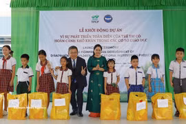 Remise de cadeaux à des élèves défavorisés à Can Tho. Photo: VNA