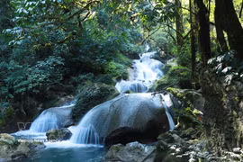 La cascade s’étend sur trois niveaux principaux, avec une hauteur totale de plus de 140 mètres. Photo : VNA