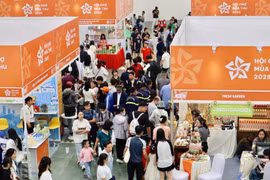 La Foire d'Automne 2025, ayant pour thème "Connecter les hommes à la production et aux affaires", se tient actuellement au Centre d'exposition national à Dông Anh, Hanoï. Photo: VNA